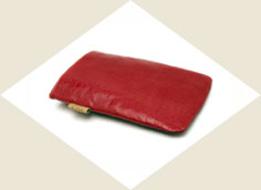 赤クロコ型押し（牛革）は、程よい光沢がある、厚さ約１ミリのキップスムースです。